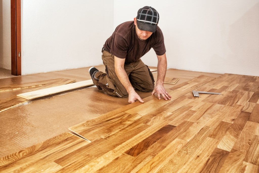 Persona instalando un parquet 