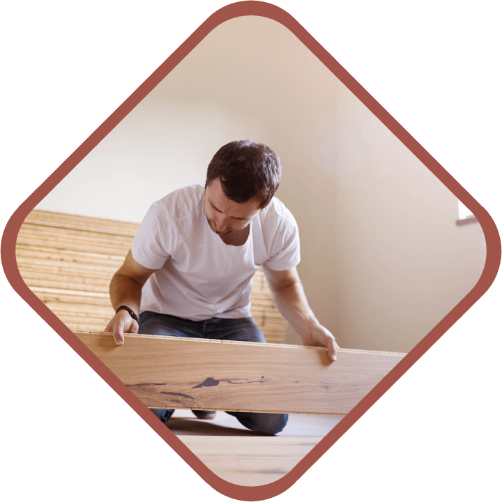 Persona instalando un parquet 