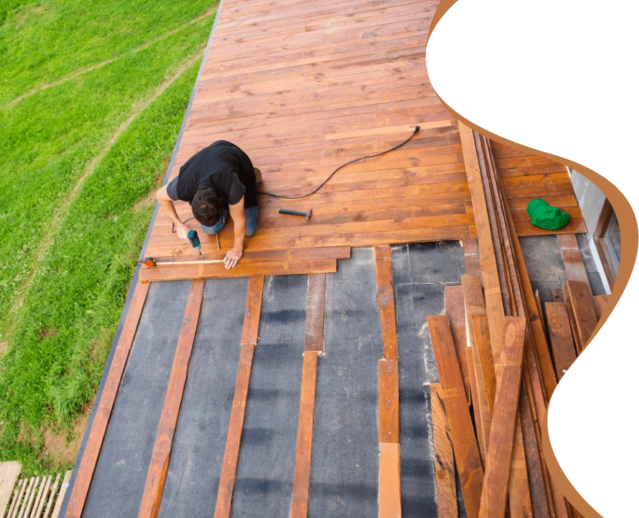 Persona instalando un parquet en el exterior