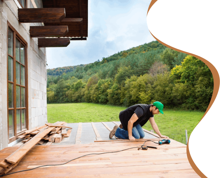 Persona instalando un parquet en el exterior